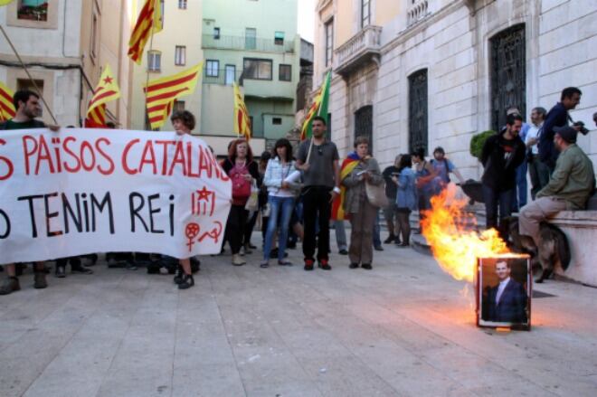 La fotografia del príncep Felip, cremant durant la protesta antimonàrquica a Tarragona.