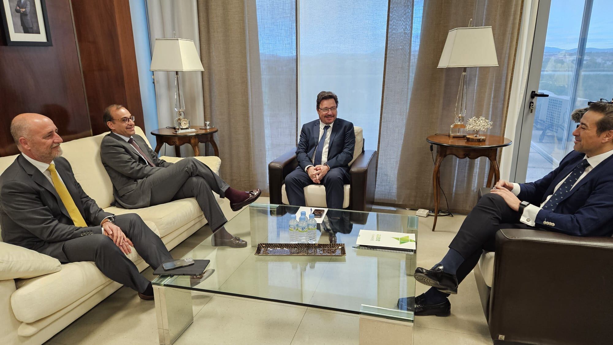 Reunión de Rafael Mateos, alcalde de Cáceres, Tirso Leal, concejal de Urbanismo, con Guillermo Santamaría, consejero de Economía, Empleo y Transformación Digital de la Junta de Extremadura