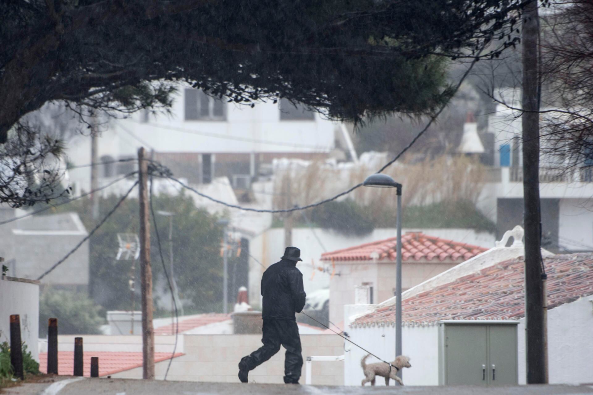 Un home passeja pels carrers de Sa Mesquida EFE/ David Arquimbau Sintes