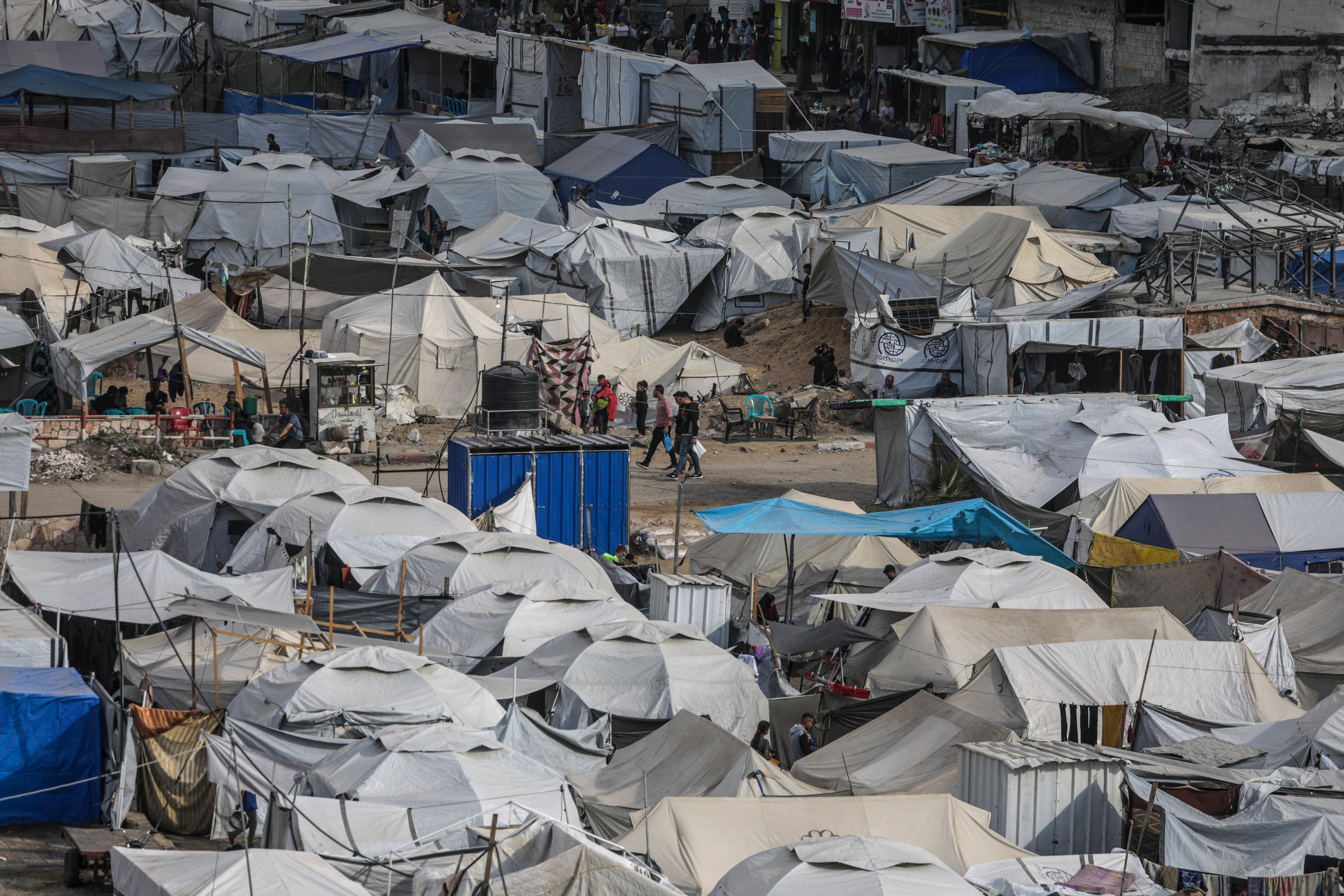 Un campamento de desplazados palestinos en Gaza. EFE/EPA/MOHAMMED SABER