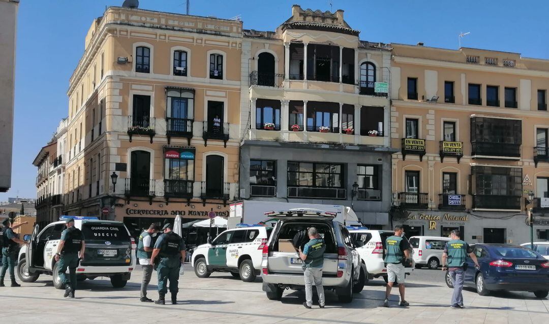 Momento del registro en la plaza de España de Badajoz