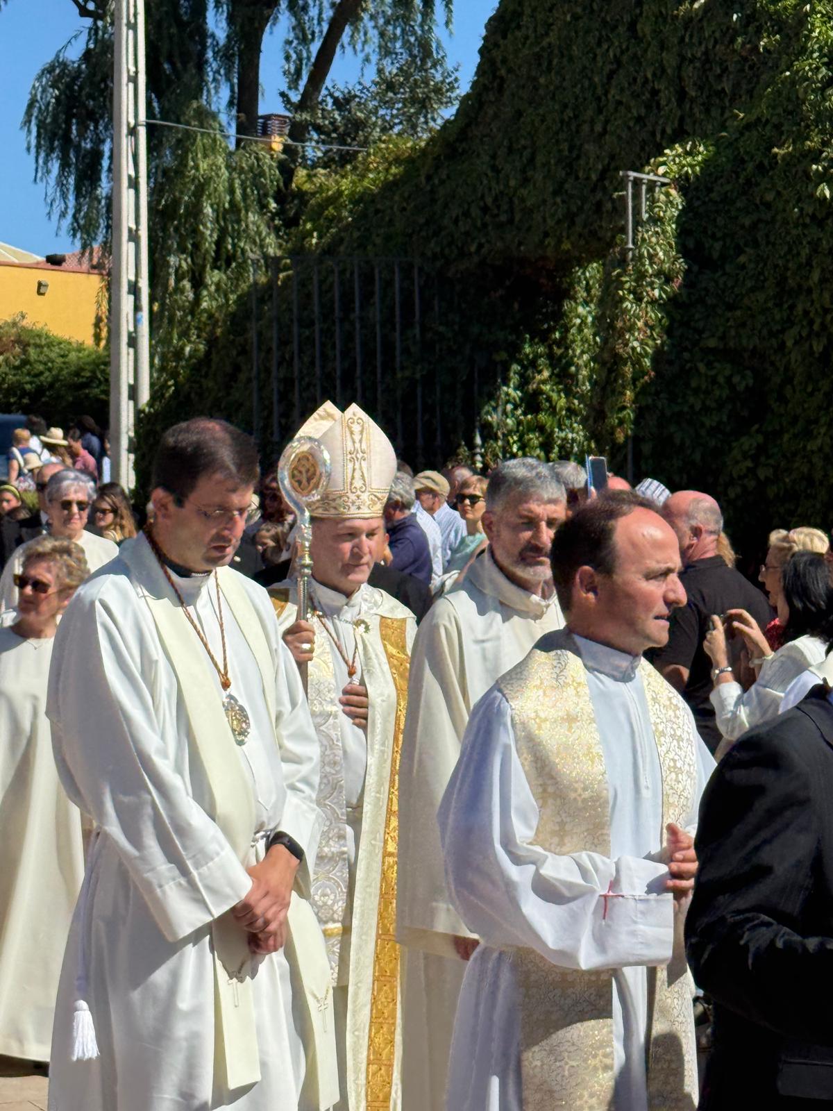 Monseñor Raúl Berzosa con el báculo que le regaló el Ayuntamiento de Aranda con motivo de su ordenación episcopal