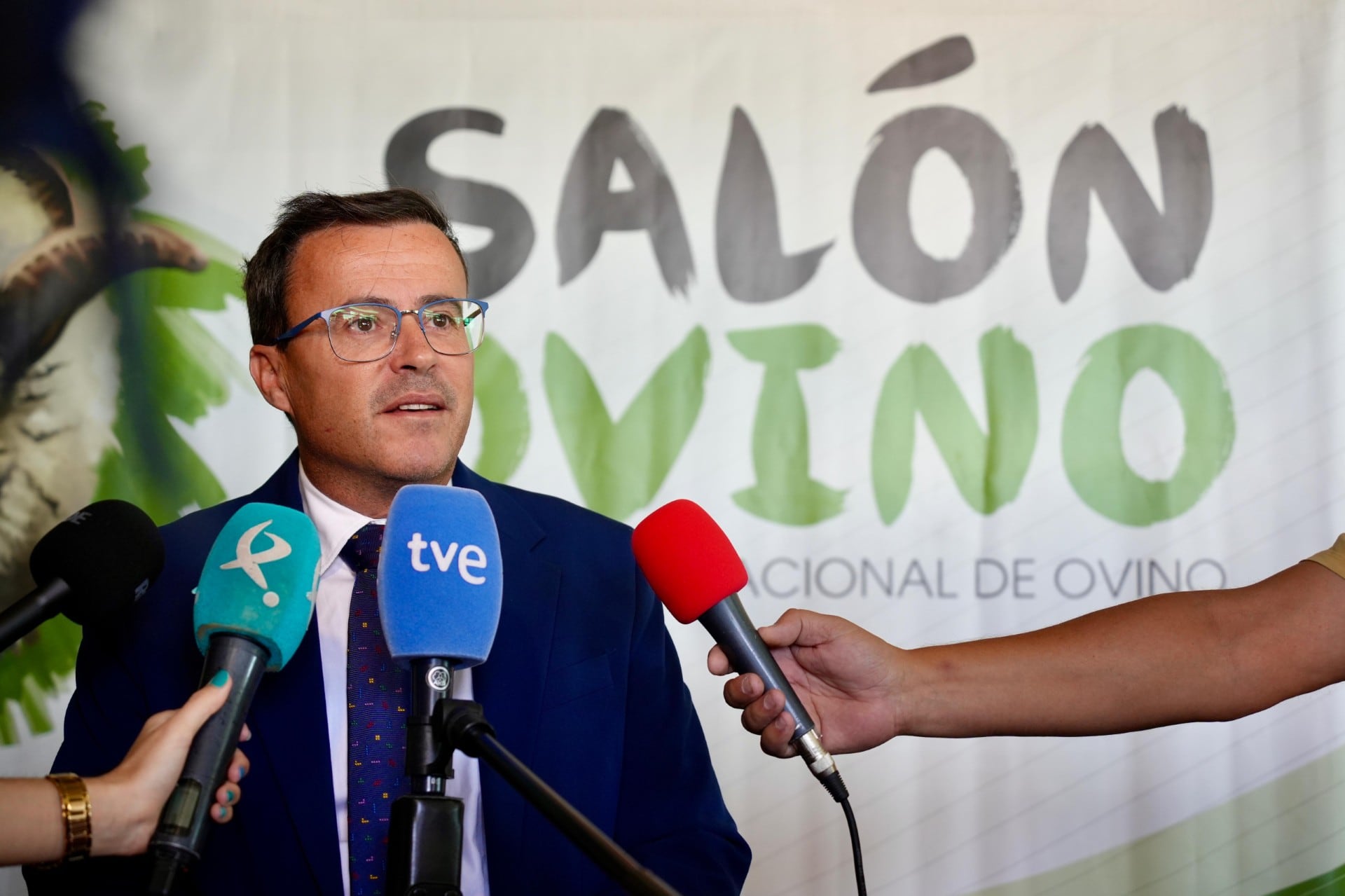 Miguel Ángel Gallardo atiende a los medios durante la inauguración del 39º Salón Ovino de Castuera