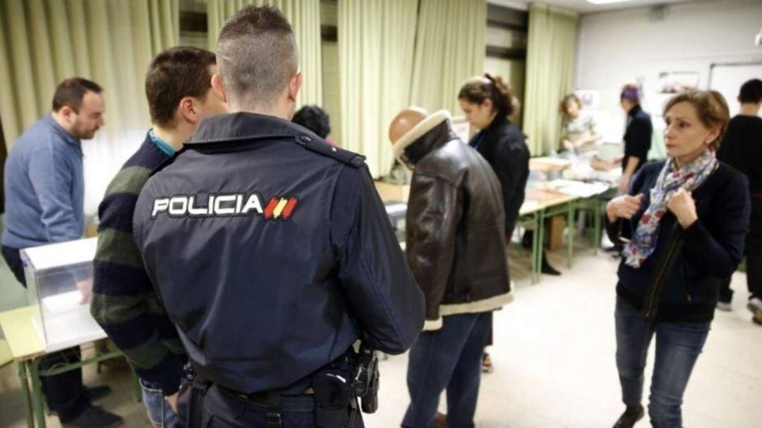 Ciudadanos ejerciendo su derecho al voto