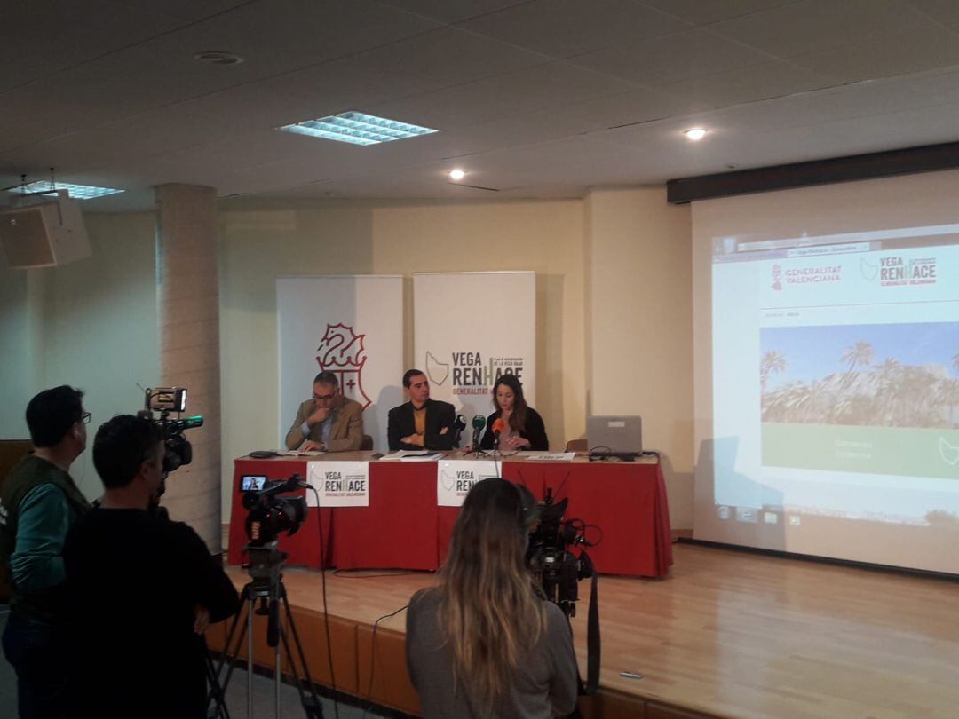 Los comisionados Antonio Alonso (i) y Jorge Olcina (c) y la directora general de Análisis y Políticas Públicas de Presidencia, Ana Berenguer, (d)en la presentación del Plan Vega Renhace.