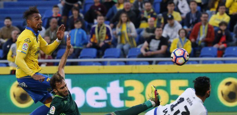 Boateng dispara ante Adán y Ceballos