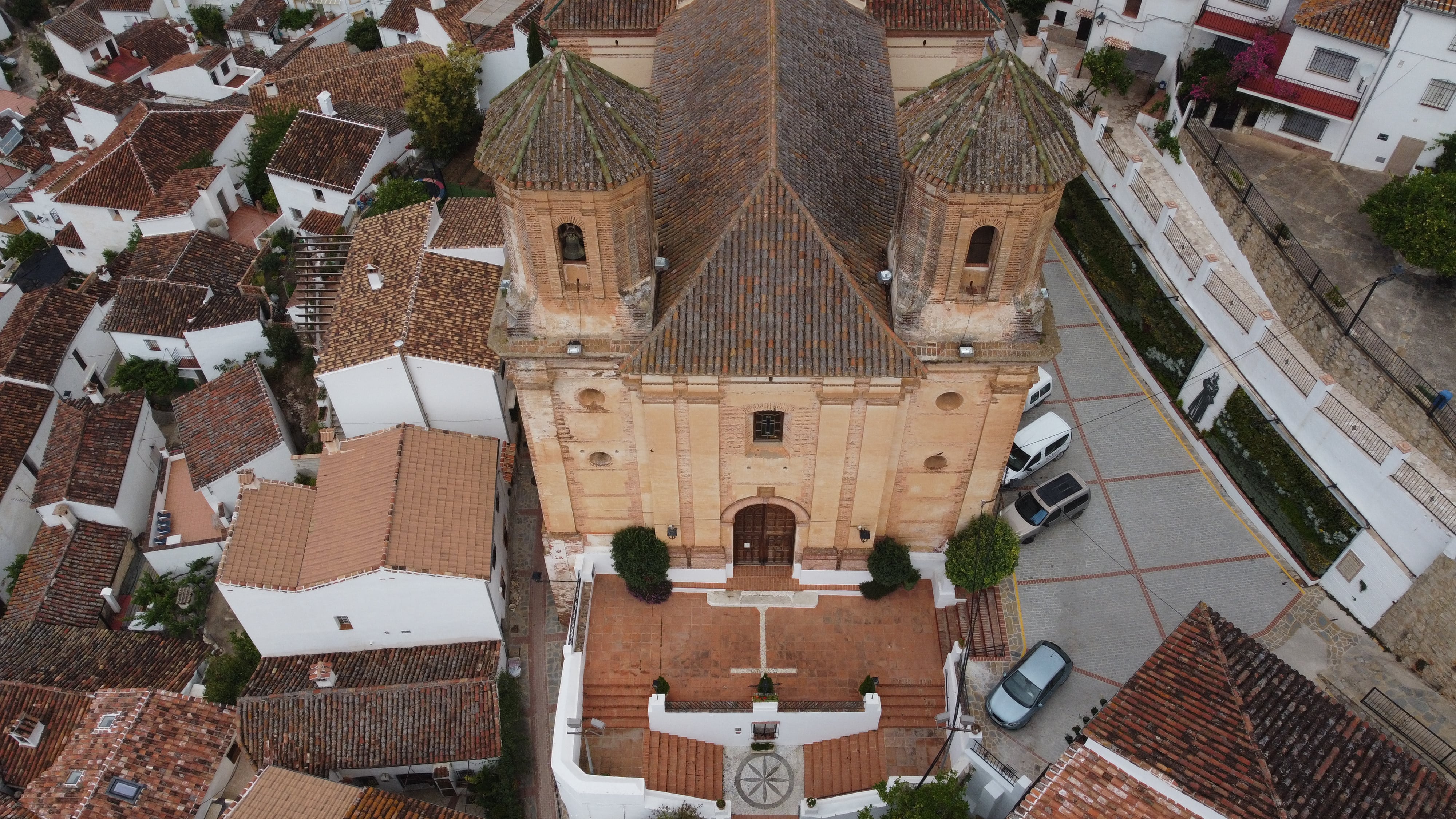 Vista aérea de la Iglesia de San Antonio de Padua en Alpandeire