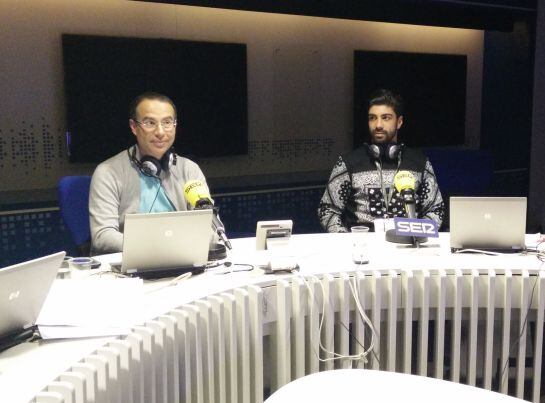 Carlos Gimeno, junto a Pacojó en los estudios de la Cadena SER