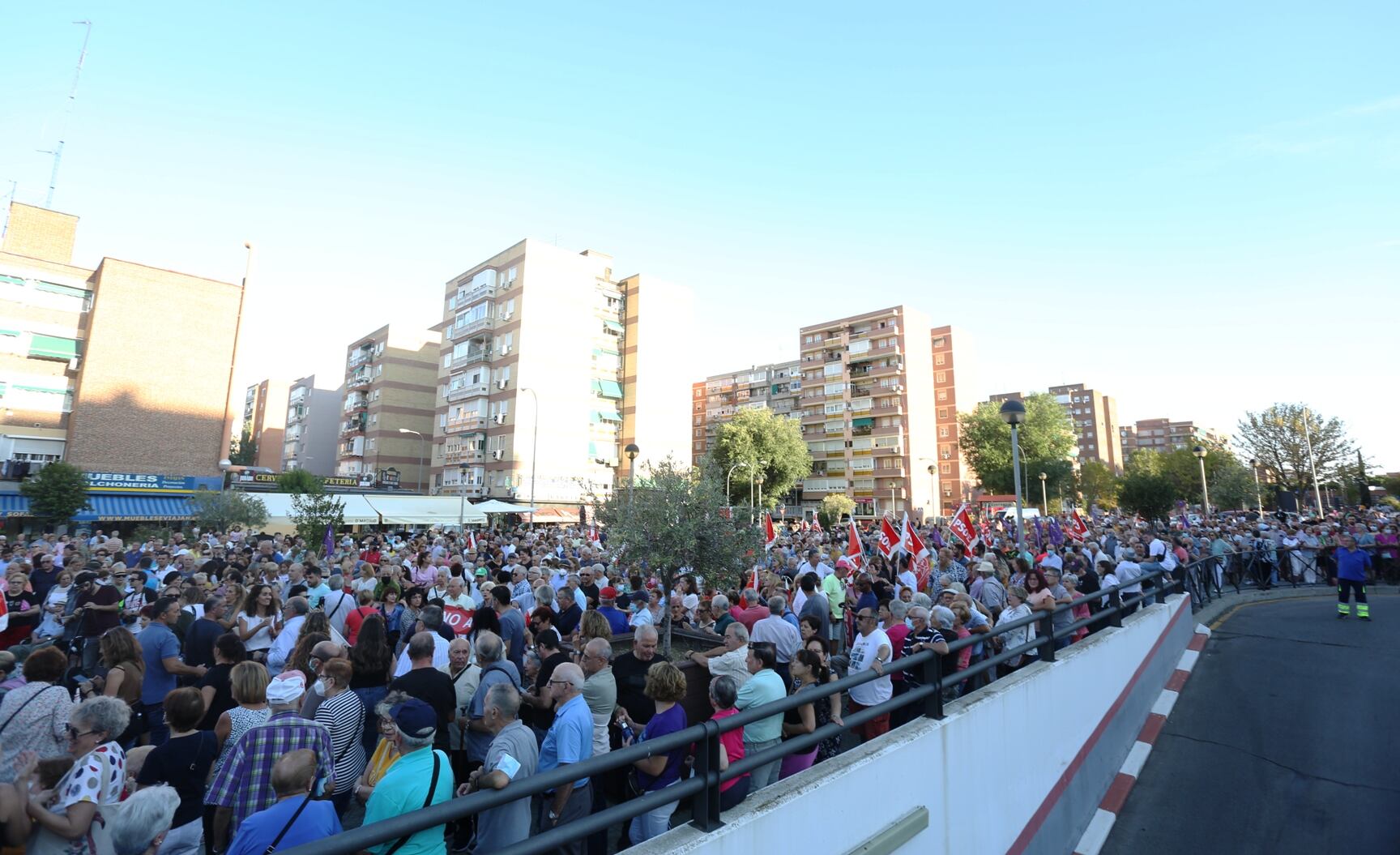 Cerca de 2.000 personas se dieron cita frente al centro de salud María Ángeles López Gómez