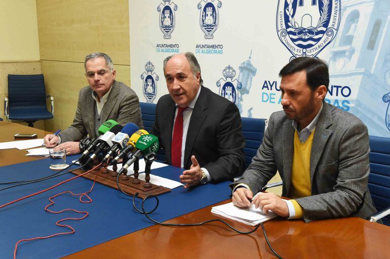 El alcalde y los concejales Jacinto Muóz y Javier Rodríguez Ros, durante el balance de seguridad ciudadana.