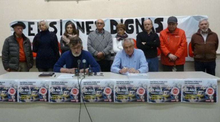 Los secretarios generales de UGT y CCOO de Navarra, Jesús Santos y Chechu Rodríguez, presentan nuevas movilizaciones en defensa de las pensiones