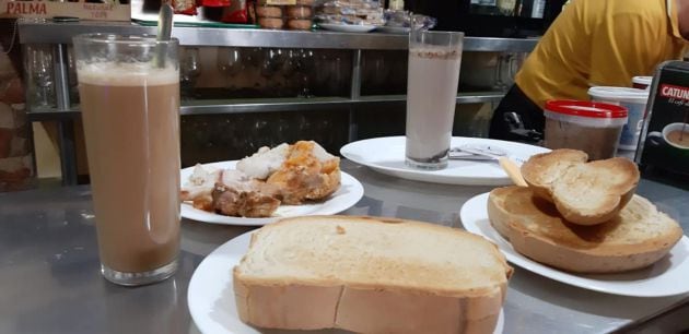 Cafés en vaso de tubo, rebanadas de dos o tres dedos, ración de pringá... marca de la casa en El Pollo