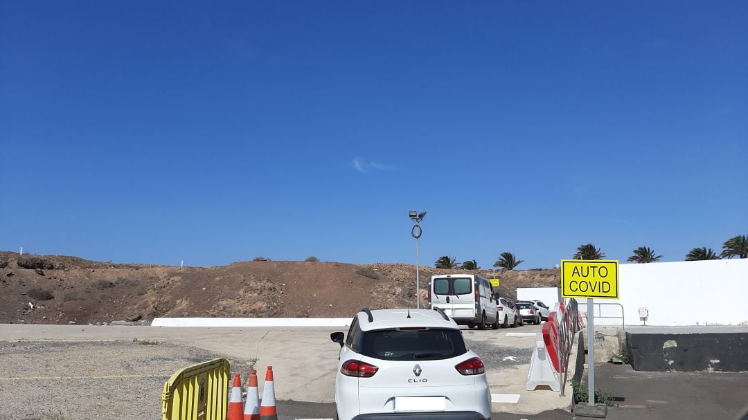 Cola de vehículos para la realización de PCRs en el Covid Auto de Arrecife.