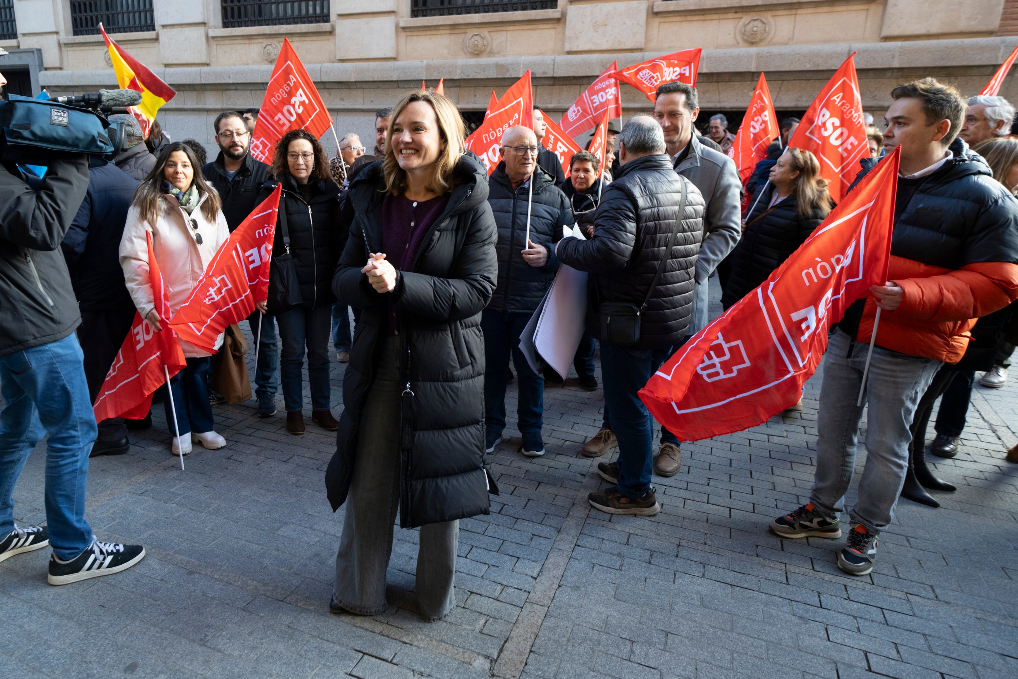 TERUEL, 23/01/2026.- La candidata del PSOE a la presidencia del Gobierno de Aragón, Pilar Alegría, durante la tradicional tradicional pegada de carteles electorales de los partidos políticos, este viernes en la plaza San Juan de Teruel. EFE/Antonio García