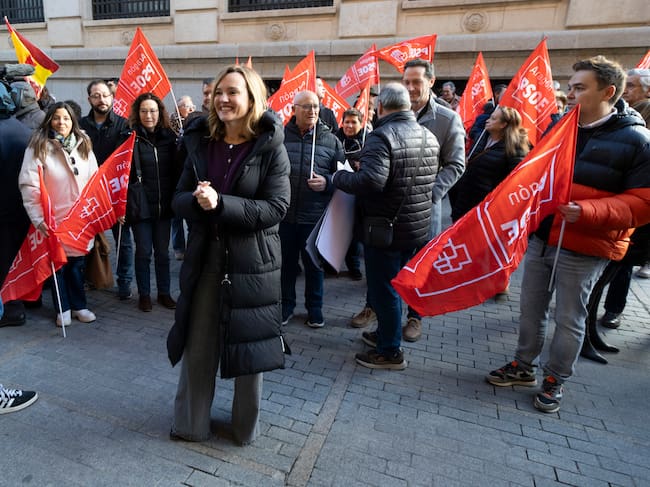 TERUEL, 23/01/2026.- La candidata del PSOE a la presidencia del Gobierno de Aragón, Pilar Alegría, durante la tradicional tradicional pegada de carteles electorales de los partidos políticos, este viernes en la plaza San Juan de Teruel. EFE/Antonio García