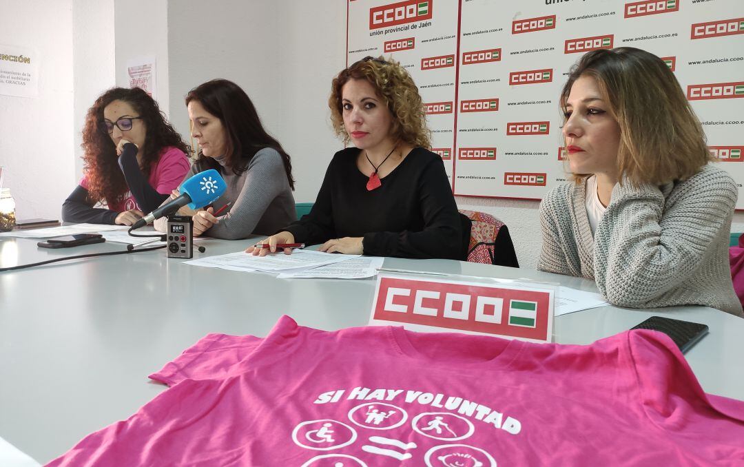 (De izquierda a derecha) La delegada sindical del servicio PTIS Ana Martínez, May García Rascón como responsable servicios externalizados de CCOO Enseñanza, la Secretaría General del Sindicato Provincial de Enseñanza de CCOO de Jaén Noemí Montilla Domínguez y Mª Ángeles Cruz del servicio ILSES