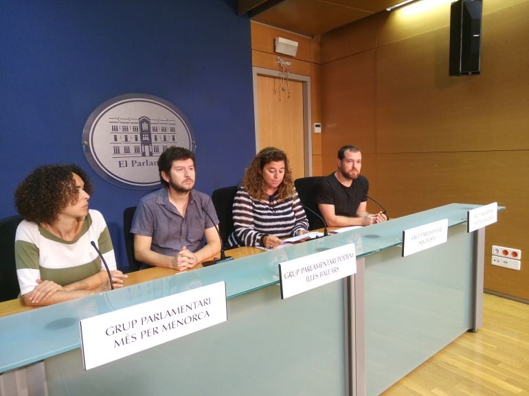 Rueda de prensa los representantes de los grupos parlamentarios PSIB-PSOE, Pilar Costa; Podemos, Alberto Jarabo; MÉS por Mallorca, David Abril; y MÉS por Menorca, Patrícia Font. 