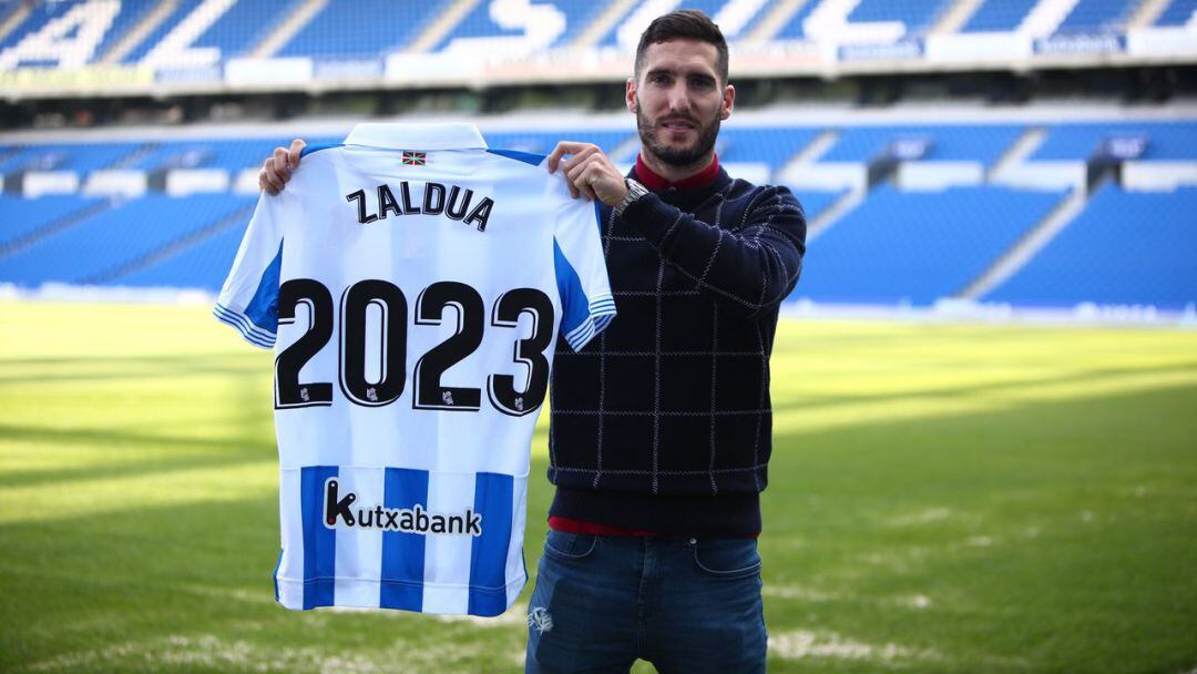 Zaldua posa con su camiseta sobre el césped del nuevo Anoeta