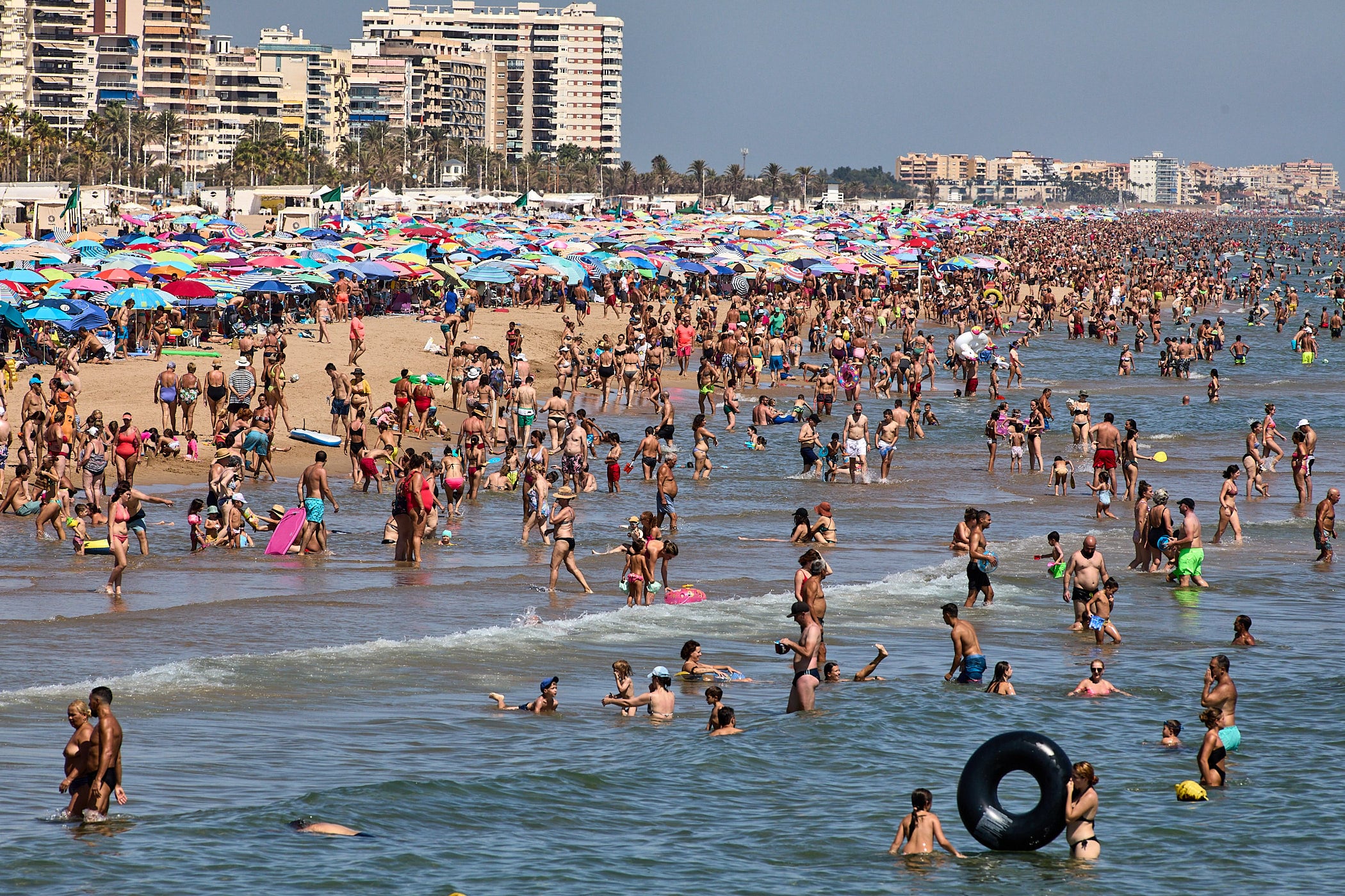 Bañistas disfrutando de la playa de Gandia este mes de agosto.