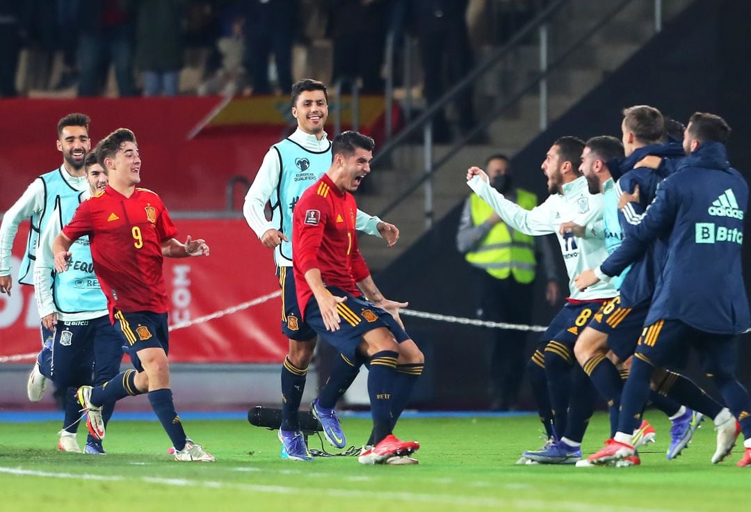 Álvaro Morata celebrando junto a sus compañeros la clasififcación al Mundial de Qatar