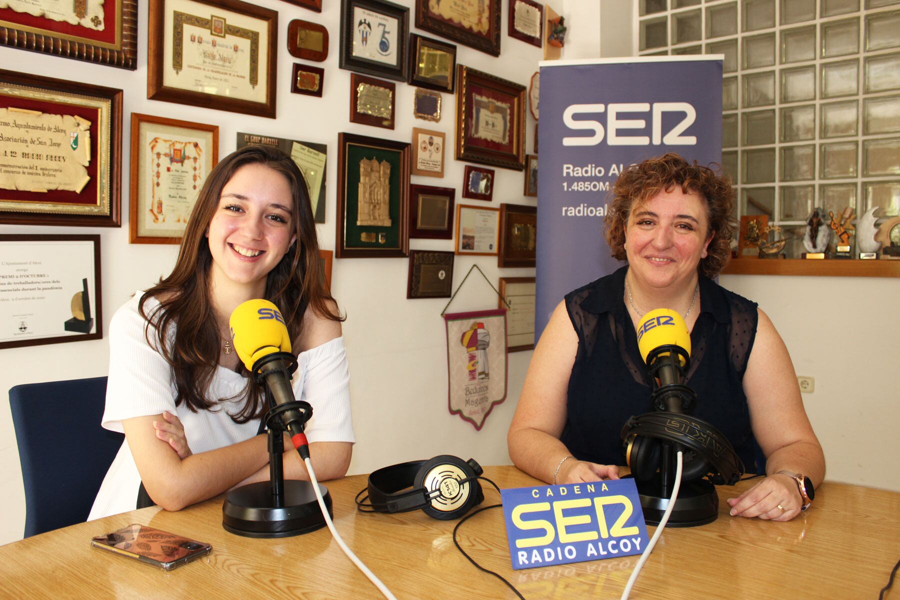 Anabel Jordá y Ana María Mateos, en el estudio central de Radio Alcoy