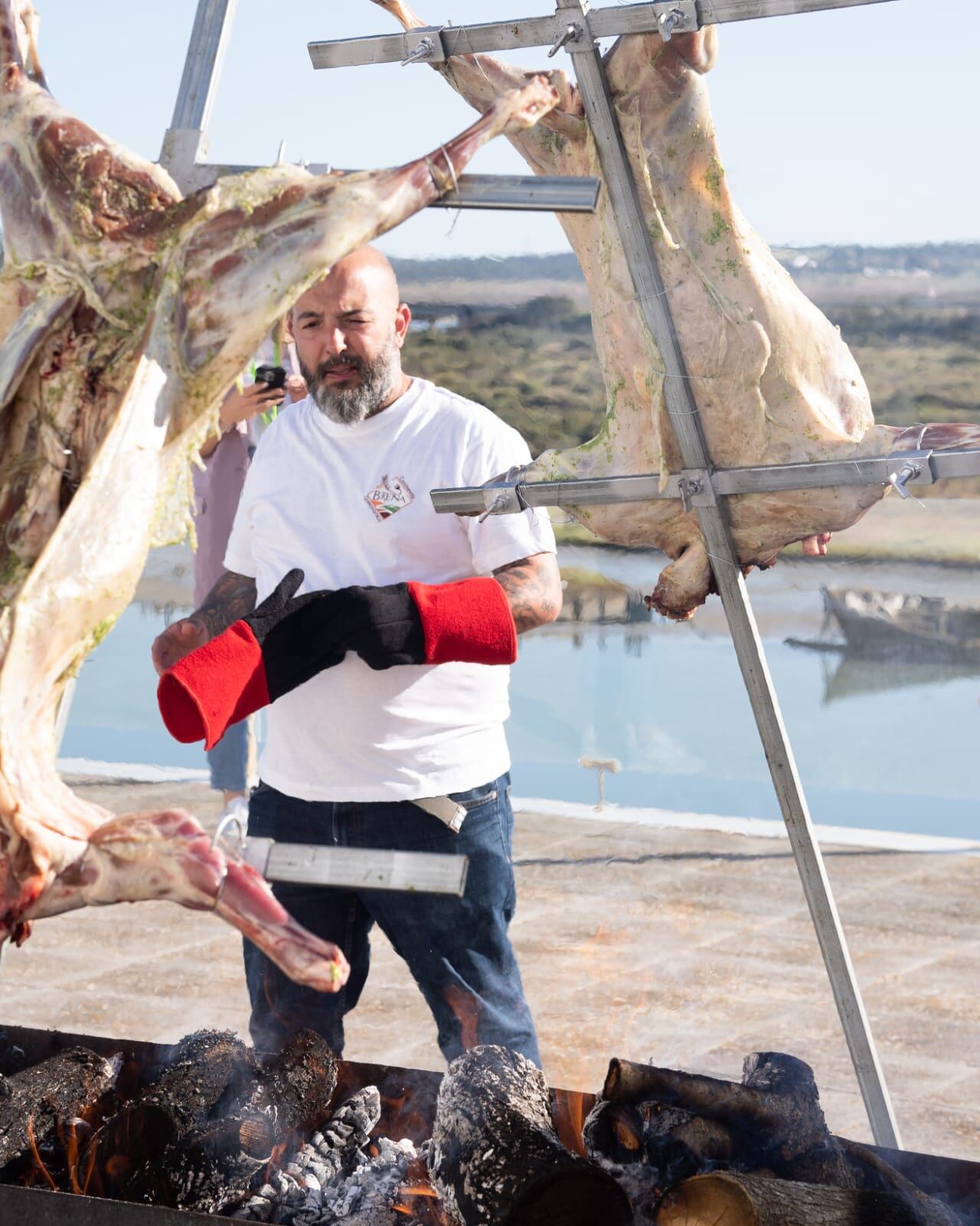David Montes, asando jabalí a la estaca.