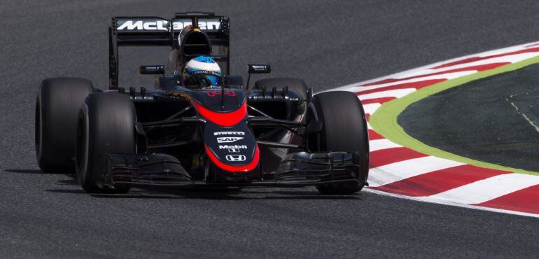 El piloto español de McLaren, Fernando Alonso, durante la segunda tanda de entrenamientos libres del Gran Premio de España.