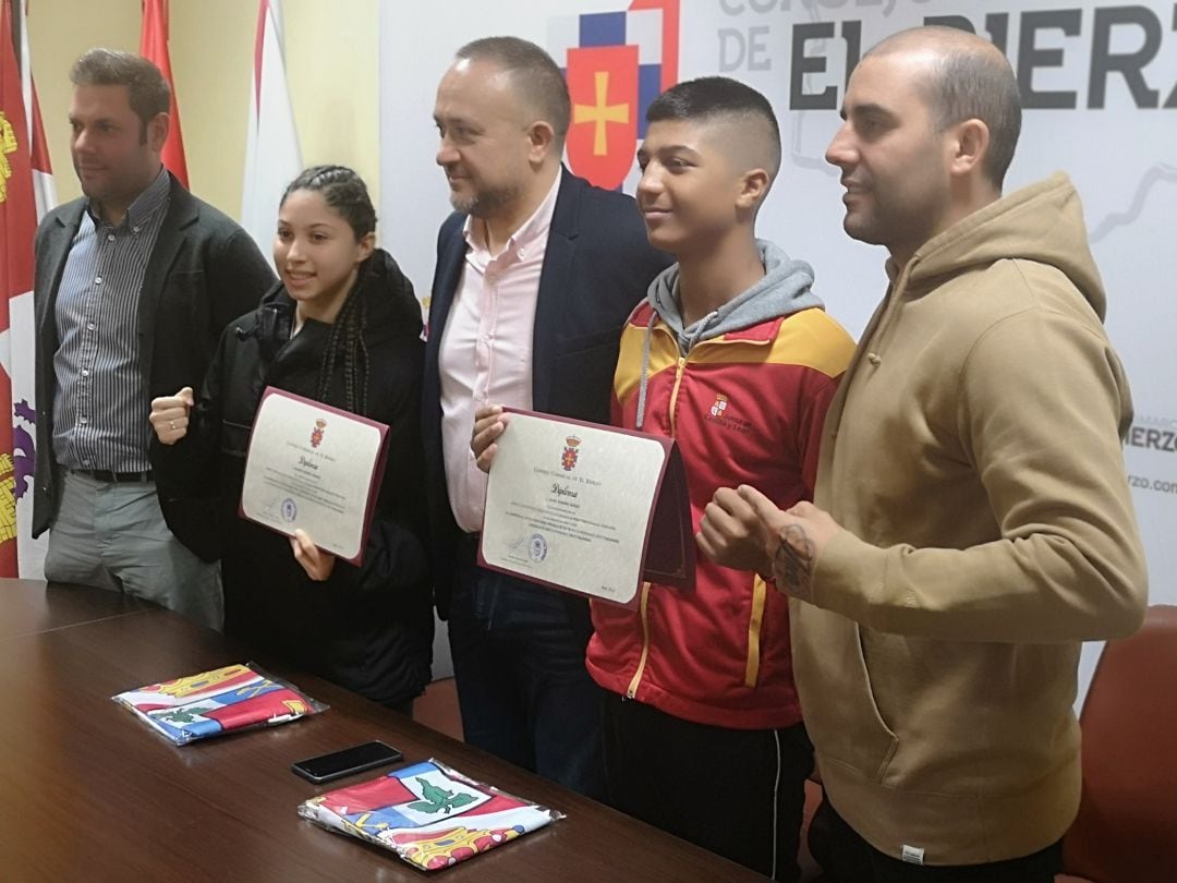 Un diploma y una bandera se han llevado los deportistas bercianos tras su título mundial de Muaythai 