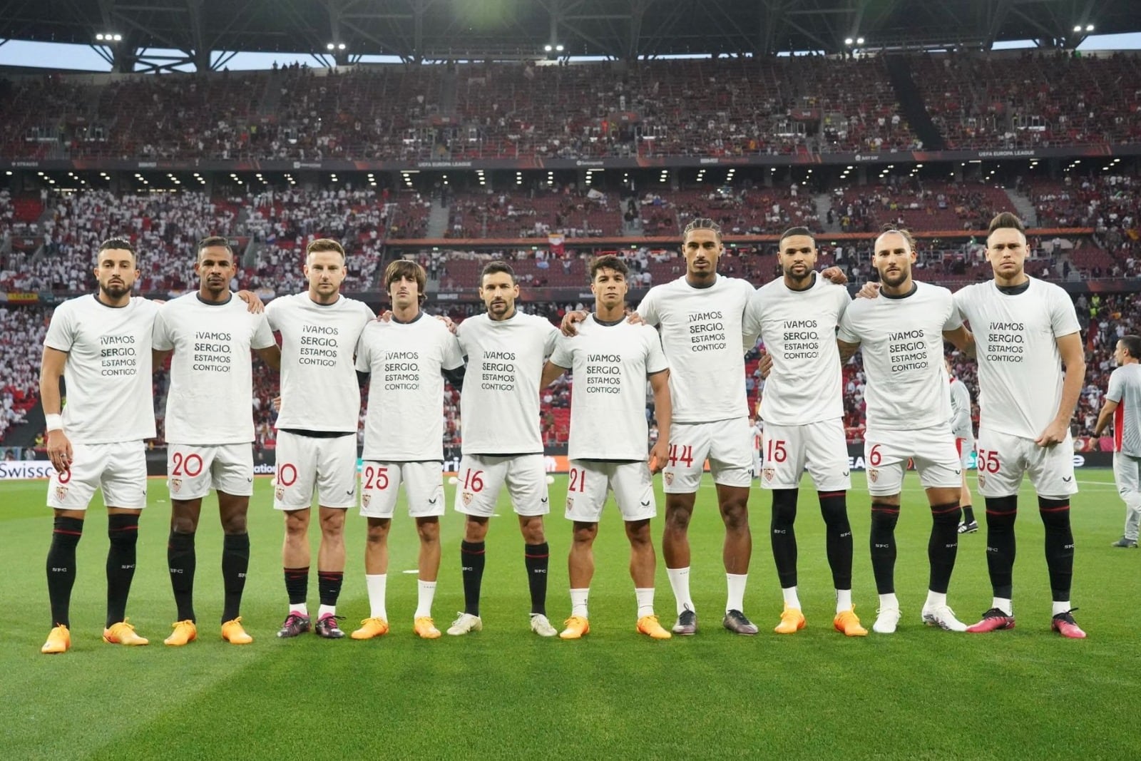 Los jugadores del Sevilla visten una camiseta en apoyo a Sergio Rico