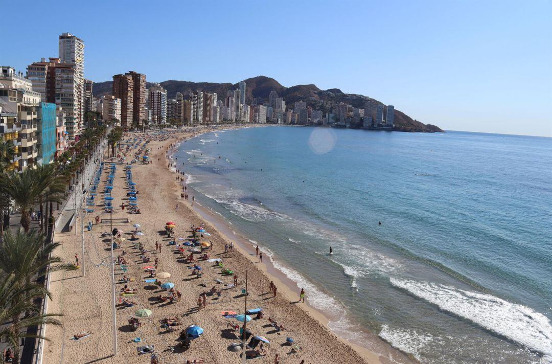 Playa de Benidorm durante el puente de Octubre -