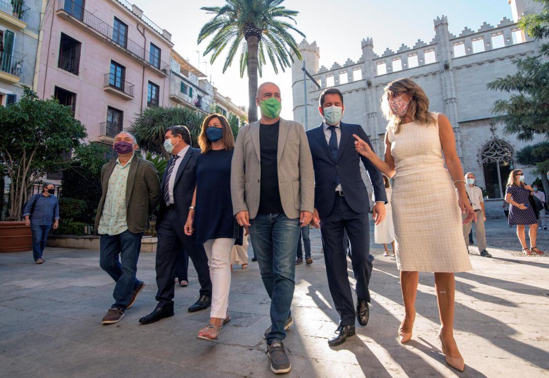 La ministra de Trabajo y Economía Social, Yolanda Díaz (d), el ministro de Inclusión, Seguridad Social y Migraciones, José Luis Escrivá (2i), la presidenta de Baleares, Francina Armengol (3i) y los secretarios generales de UGT, Pepe Álvarez (i) y de CCOO, Unai Sordo (3d) y el presidente de la Cepyme, Gerardo Cueva (2d) tras participar en Mesa de la Comisión de Seguimiento Tripartita Laboral la que se debate la prolongación de los ERTE, entre otros temas, y que se ha celebrado este viernes en Palma de Mallorca.