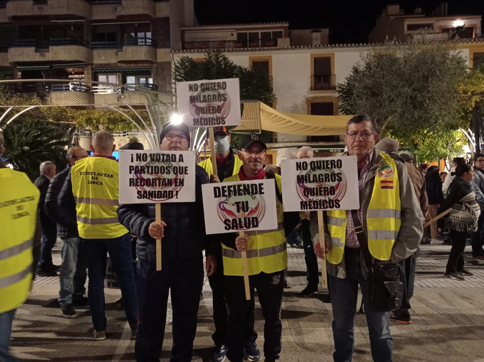 Colectivo de yayo flautas en la concentración sanitaria en la Plaza Colón de Lorca