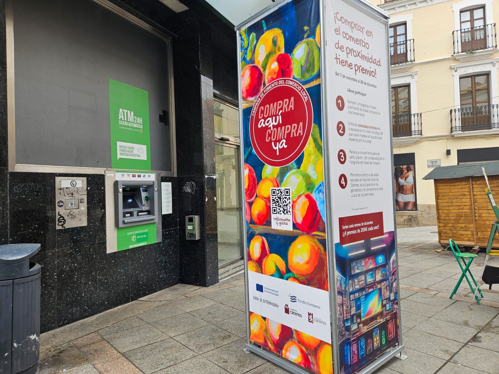 Una de las cabinas publicitarias con la imagen de la campaña 'Compra aquí, compra ya'.