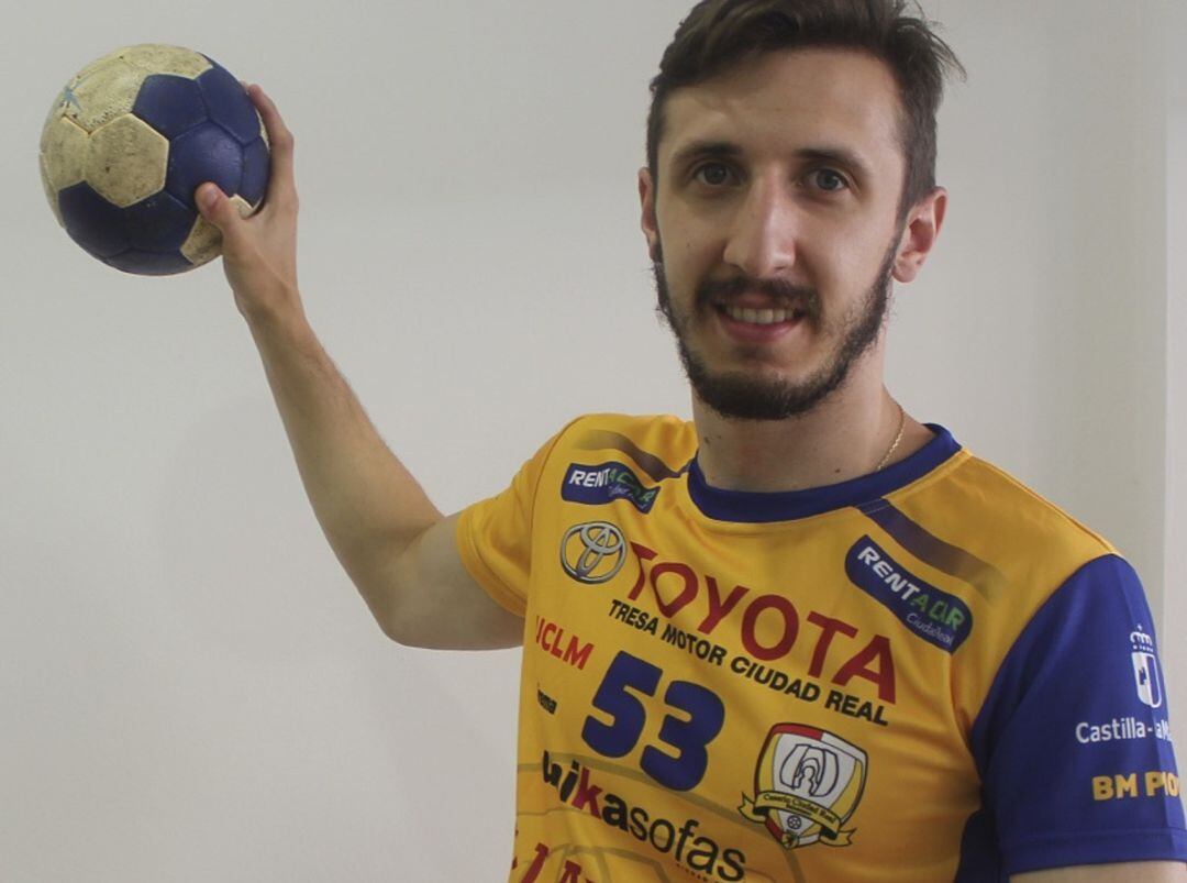 Álex Abad, capitán del Balonmano Caserío