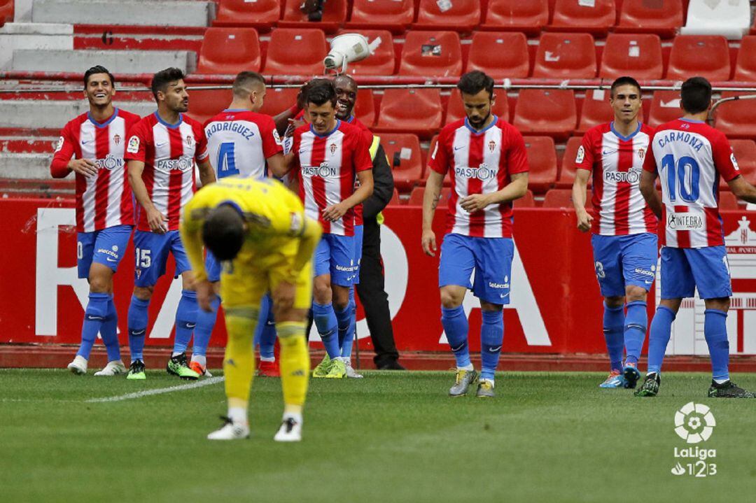 Los jugadores del Sporting celebran el gol de Nacho Méndez.