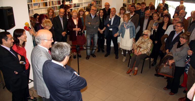 L'editor dirigeix unes paraules als escriptors que han acudit al tradicional esmorzar literari.