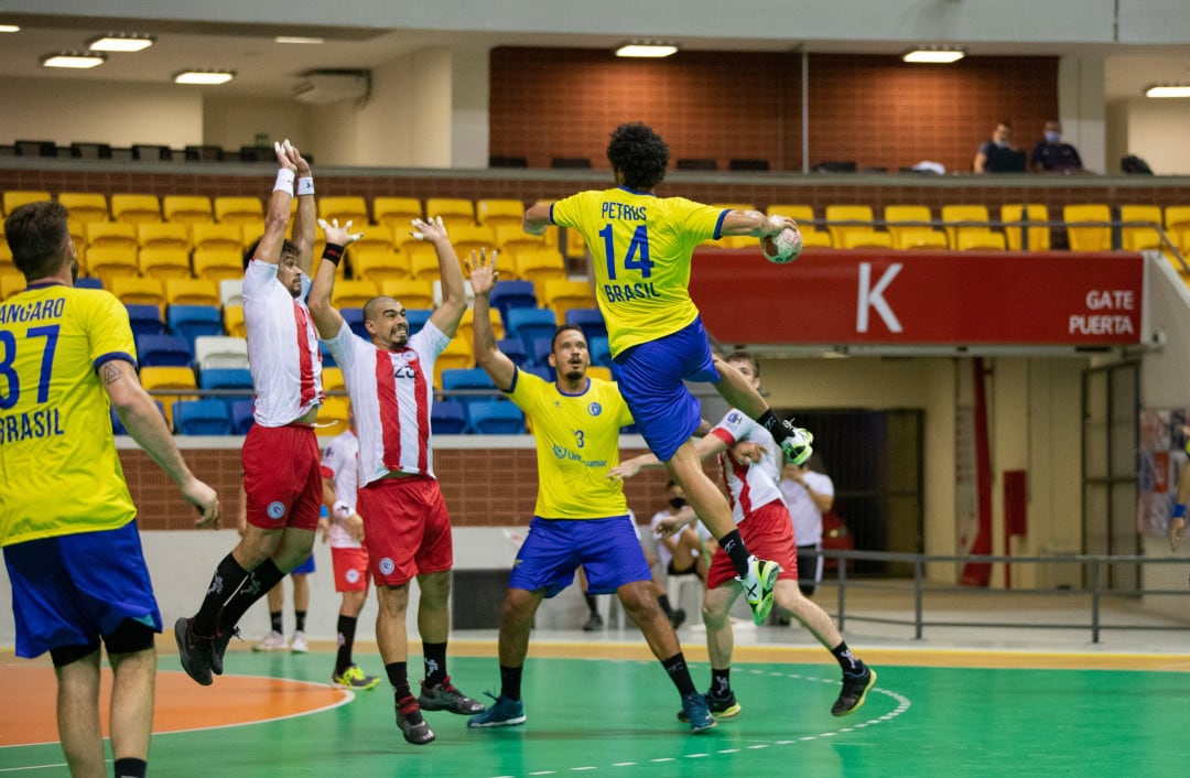 Thiagus Petrus ejecuta un lanzamiento en un partido con la selección brasileña de balonmano.