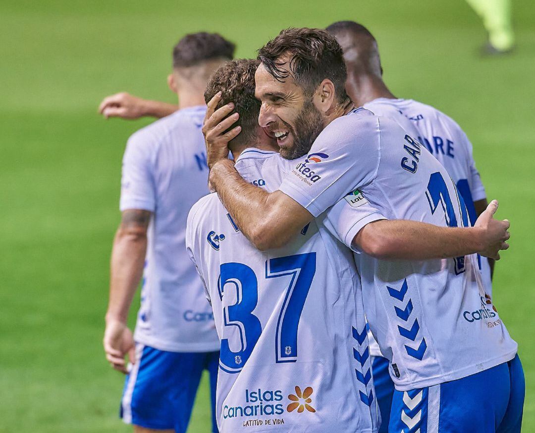 Carlos Ruiz celebra un gol de Germán Valera.