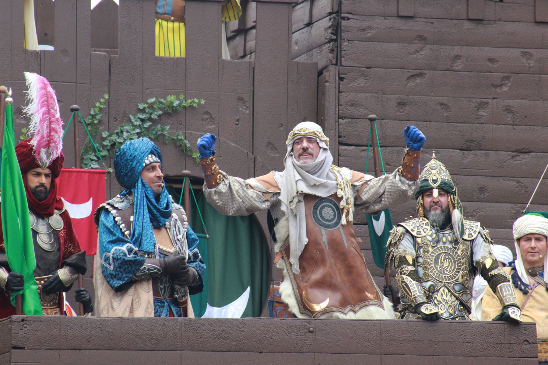 David Antolí, sargento moro; Óscar Martínez, embajador moro; Jordi Peidro, capitán moro de la Filà Mudéjares y Kiko Cano, alférez moro de la Filà Abencerrajes, durante la Embajada cristiana celebrada esta tarde en Alcoy.