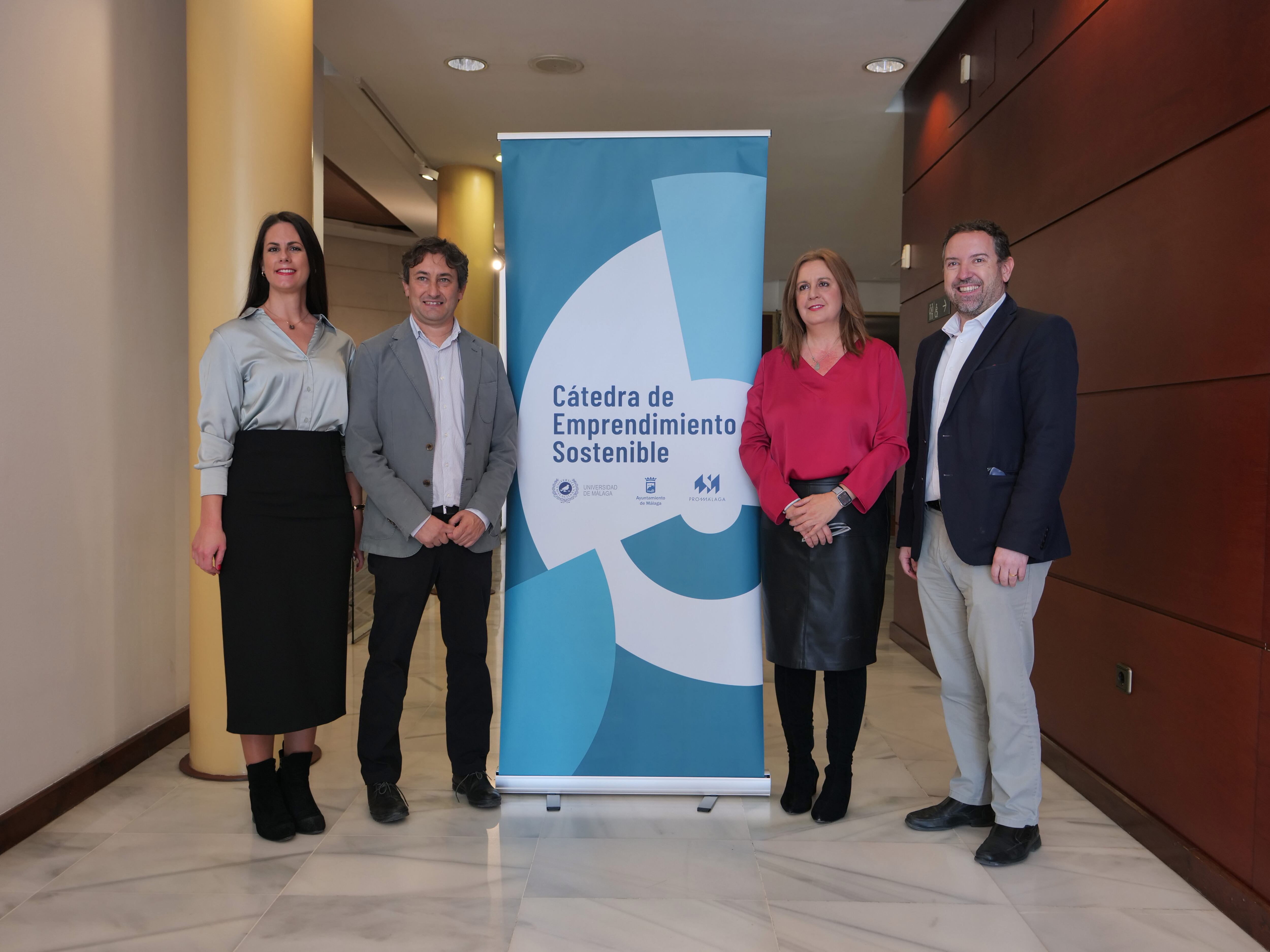 El vicerrector de Innovación Social y Emprendimiento de la Universidad de Málaga Rafael Ventura, y la concejala de Promoción de la Ciudad y Captación de Inversiones del Ayuntamiento de Málaga Rosa Sánchez, han presentado hoy en el Museo del Patrimonio Municipal los resultados del ‘Informe GEM (Global Entrepreneurship Monitor) Málaga 2021-22’
El informe es el resultado de la investigación llevada a cabo por el equipo de la Cátedra de Emprendimiento Sostenible de la UMA que dirige Rafael Ventura, financiada por el Ayuntamiento de Málaga a través de PROMALAGA.