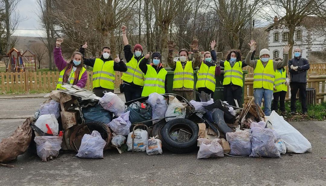 Un grupo de voluntarios limpia el paraje de Las Angosturas entre Aguilar y Barruelo gracias al llamamiento de la Asociación ecologista La Braña