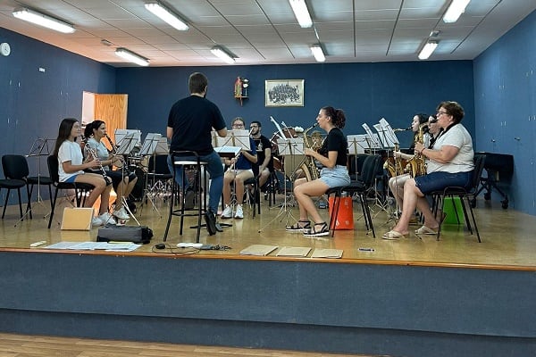 Cristian ensayando con la banda