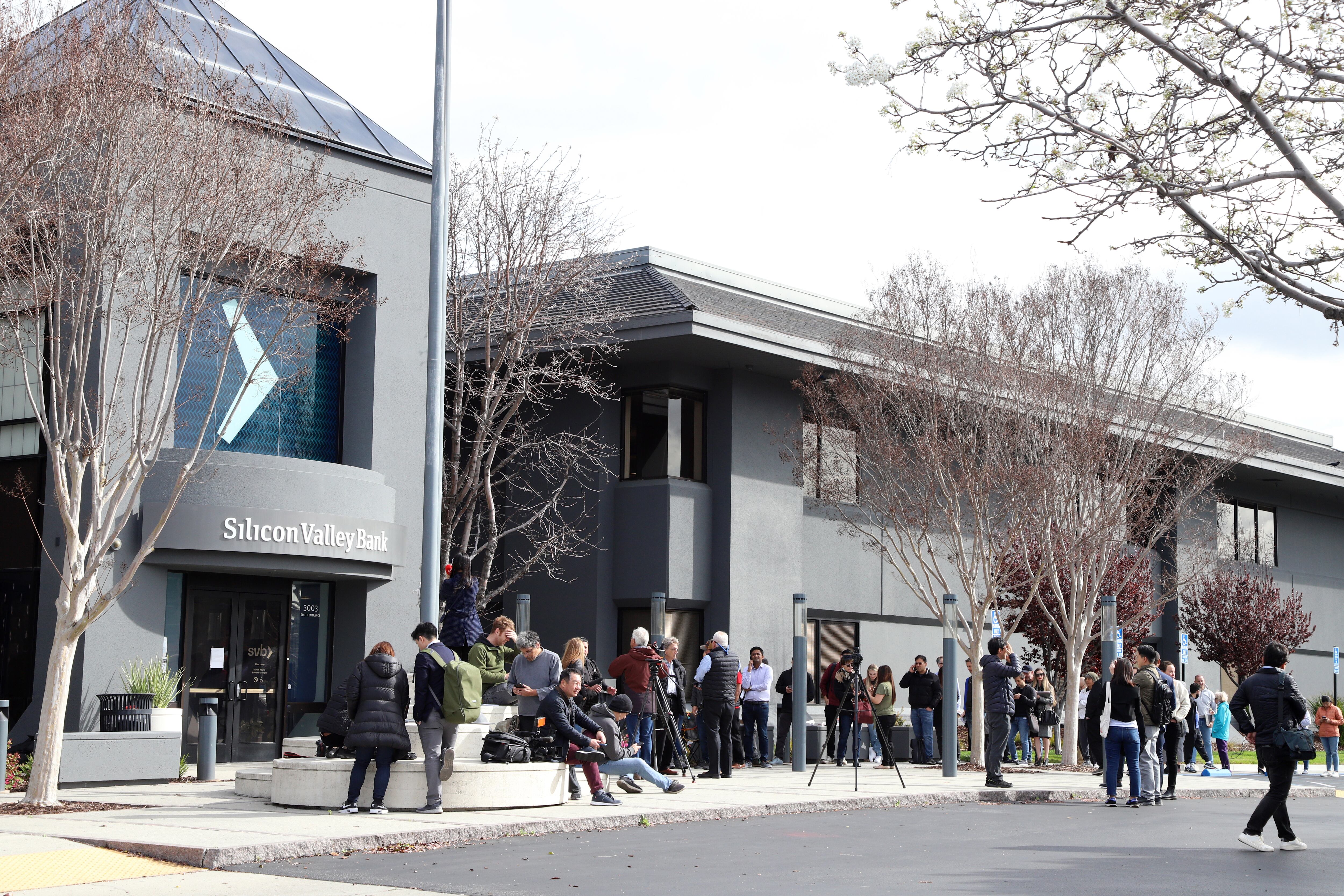 Clientes hacen cola en una sede de Silicon Valley Bank.