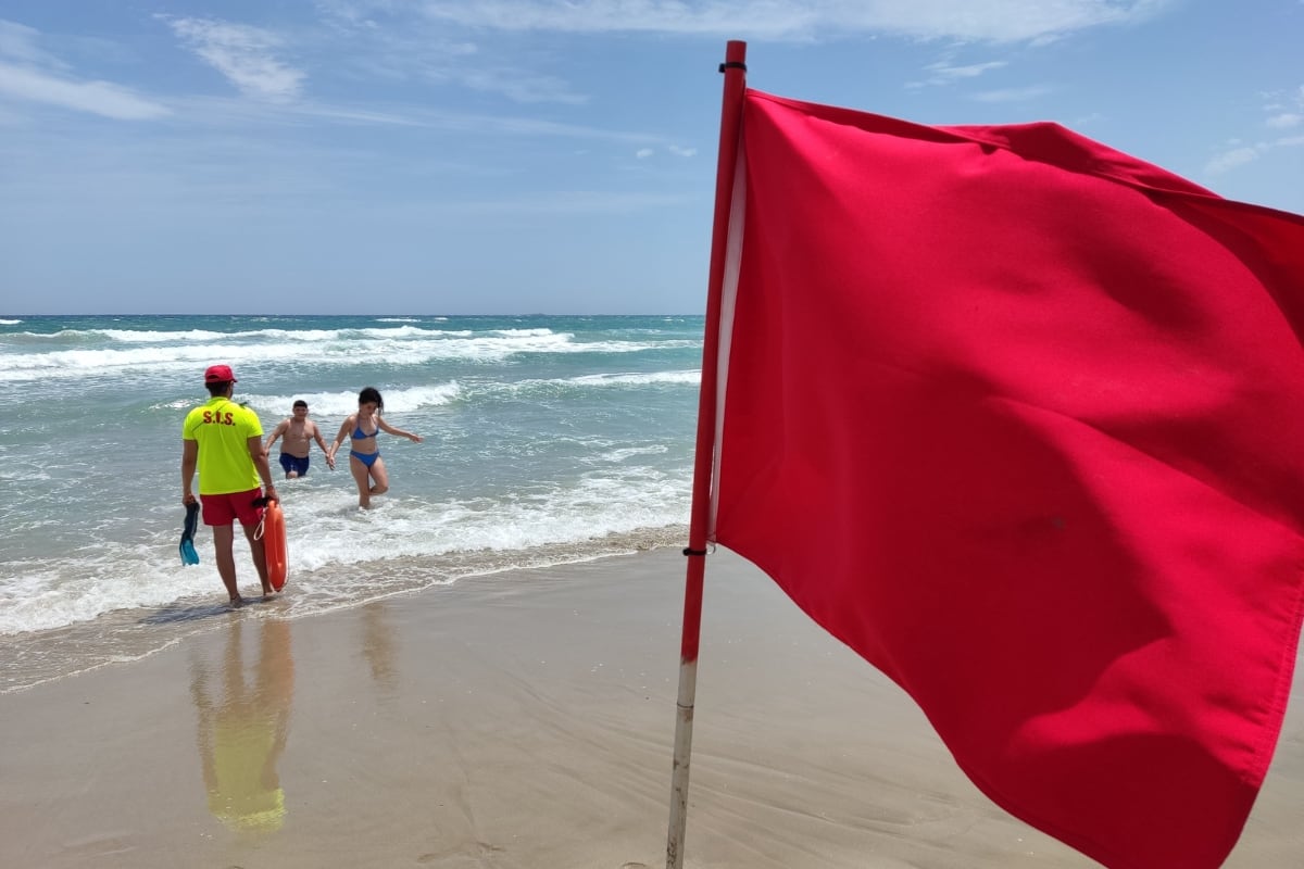 Bandera roja en una playa de La Manga