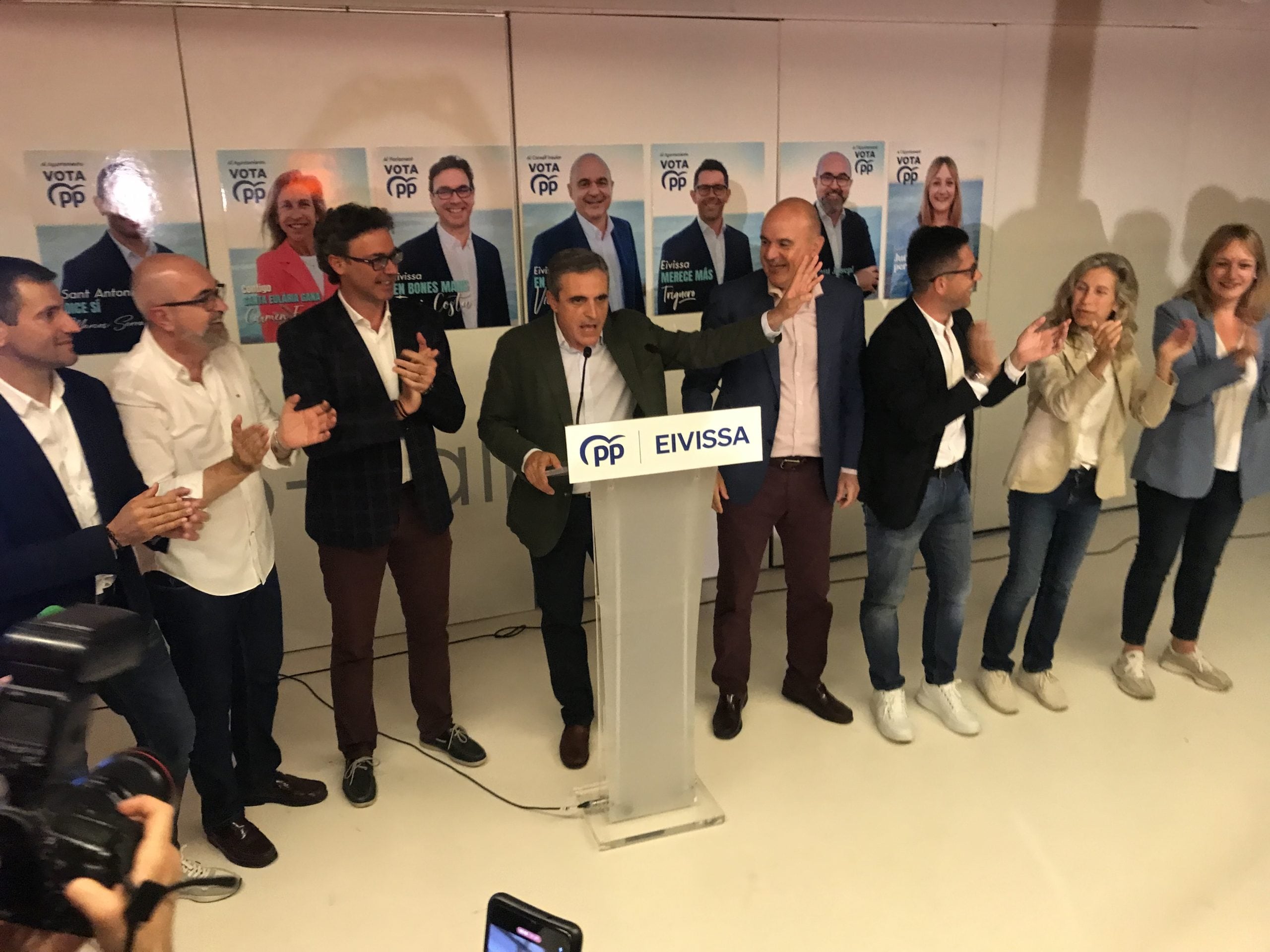 Marí Bosó, presidente del PP de Ibiza junto con los responsables de las instituciones de Ibiza