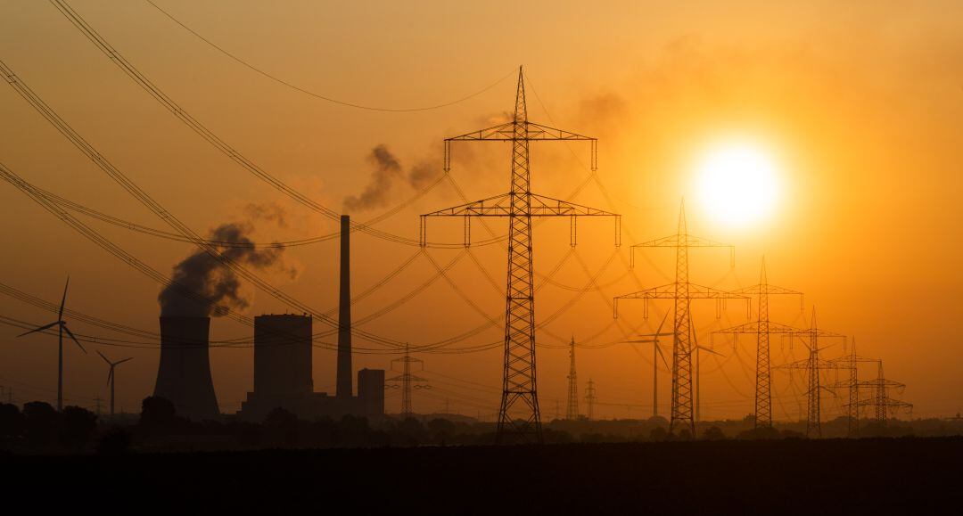 El sol sale detrás de la central eléctrica de carbón Mehrum, en Alemania