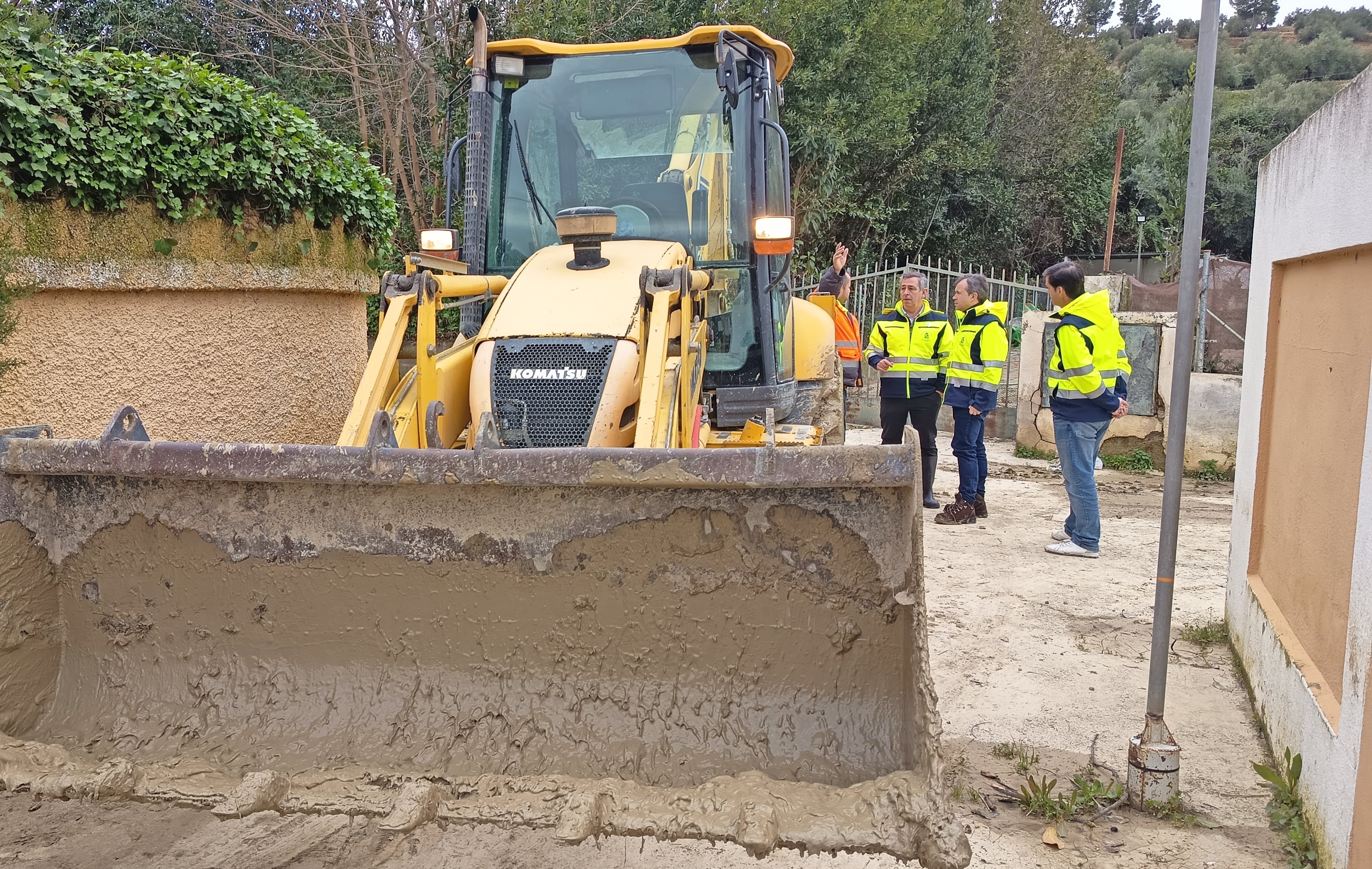 Una retroexcavadora en una calle de Puente de la Sierra afectada por las inundaciones.