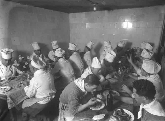 Fotografía del fondo Gabriel Casas i Galobardes, facilitada por el Archivo Nacional de Cataluña (ANC), de cocineros del hotel Ritz de Barcelona, que forma parte de la exposición &quot;Menús de guerra&quot;.