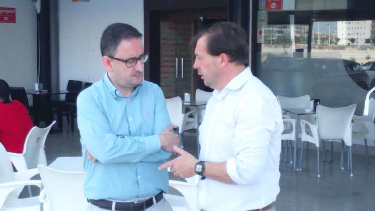 El concejal de Deportes, Jesús Pareja, a la derecha de la imagen, conversa con el consejero del Elche C.F. Ramón Segarra