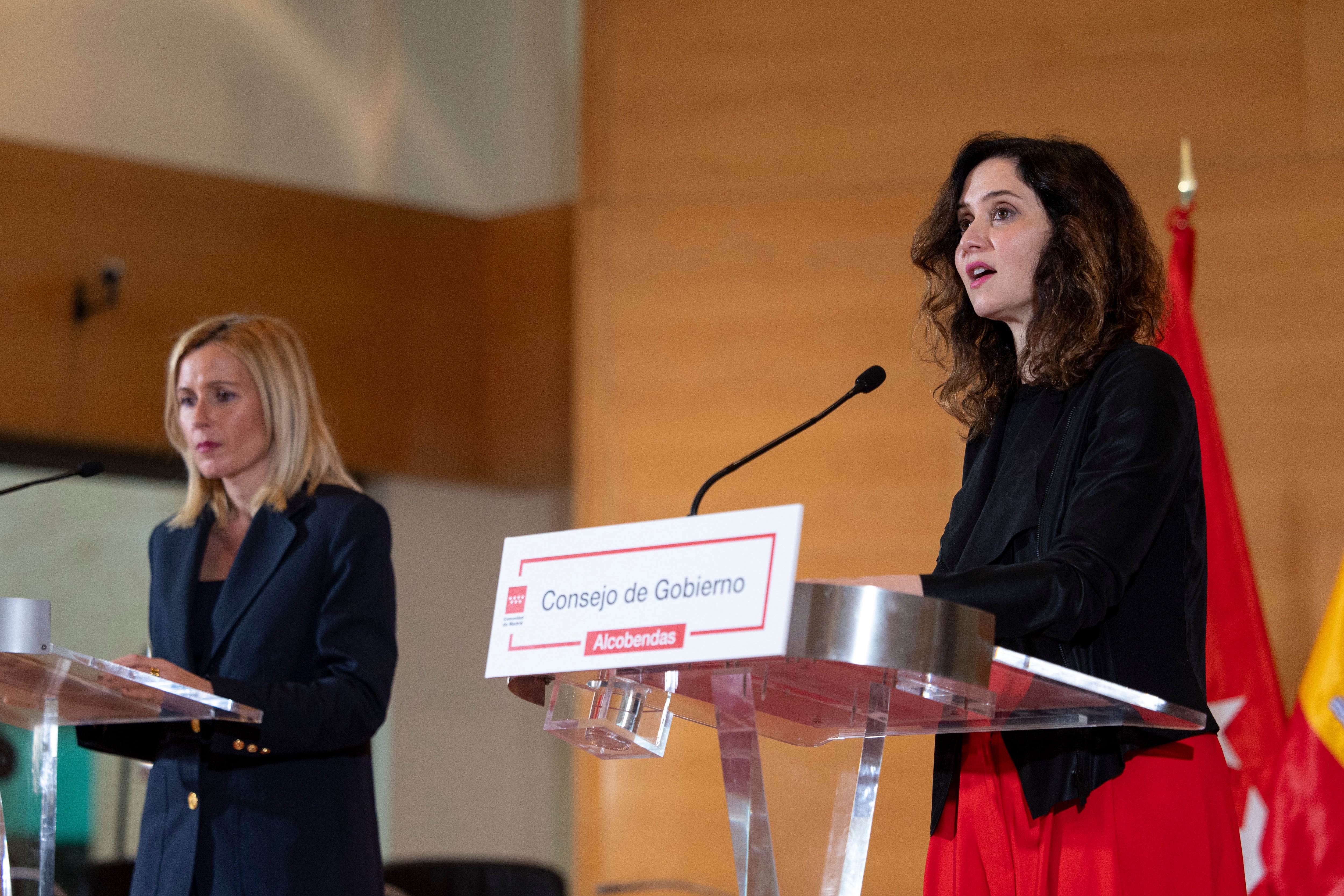 ALCOBENDAS (C. DE MADRID), 10/04/2024.- La presidenta de la Comunidad de Madrid, Isabel Díaz Ayuso (d), junto a la alcaldesa de Alcobendas, Rocío García Alcántara (i) en rueda de prensa tras la reunión del Consejo de Gobierno celebrada este miércoles en Alcobendas. EFE/Daniel González
